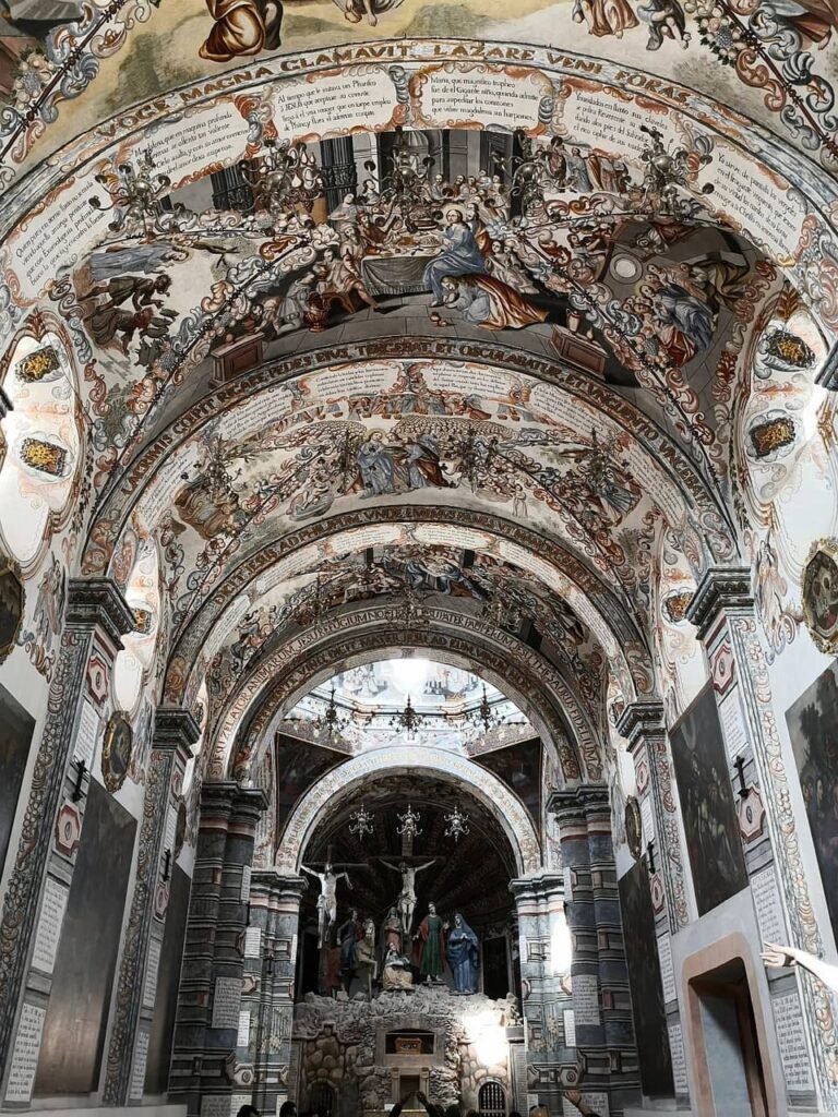 Interior del Santuario de Atotonilco con sus murales, cerca de San Miguel de Allende