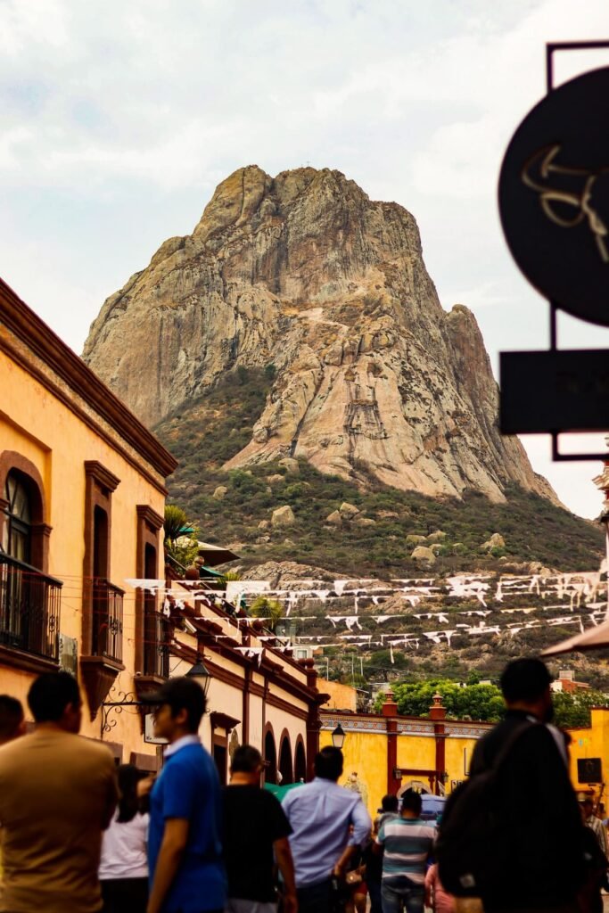 Calle colorida de Bernal con la Peña de Bernal al fondo, Querétaro