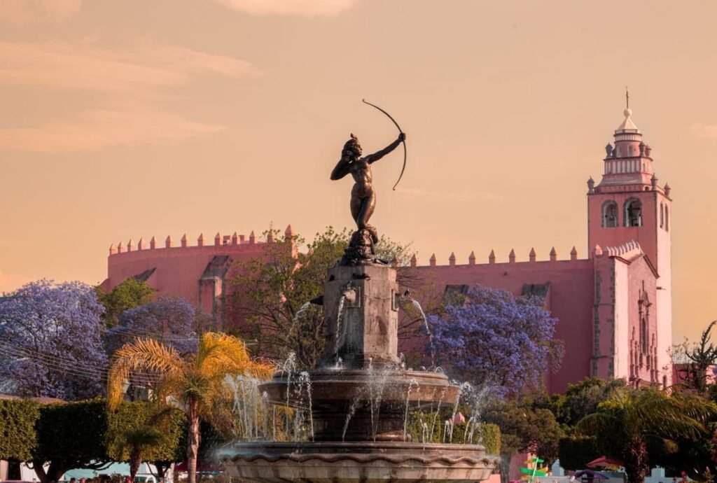 Fuente con escultura de arquera y templo en Dolores Hidalgo, Guanajuato