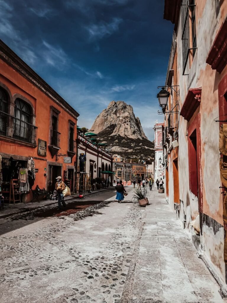 Calle de Bernal con la Peña de Bernal al fondo, Querétaro