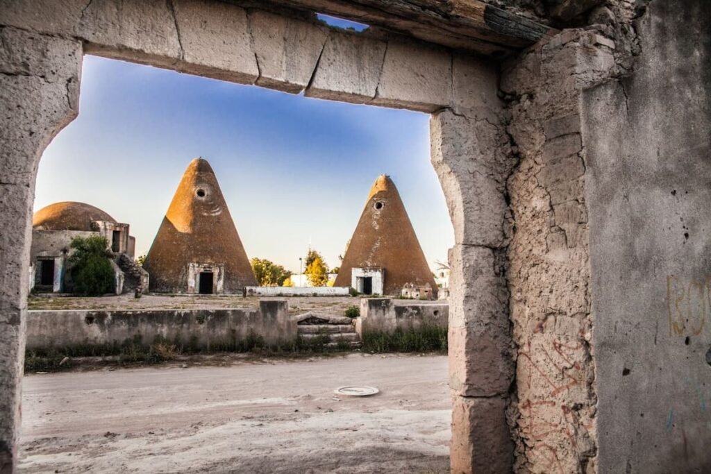 Hornos de Mineral de Pozos vistos desde una ventana de piedra